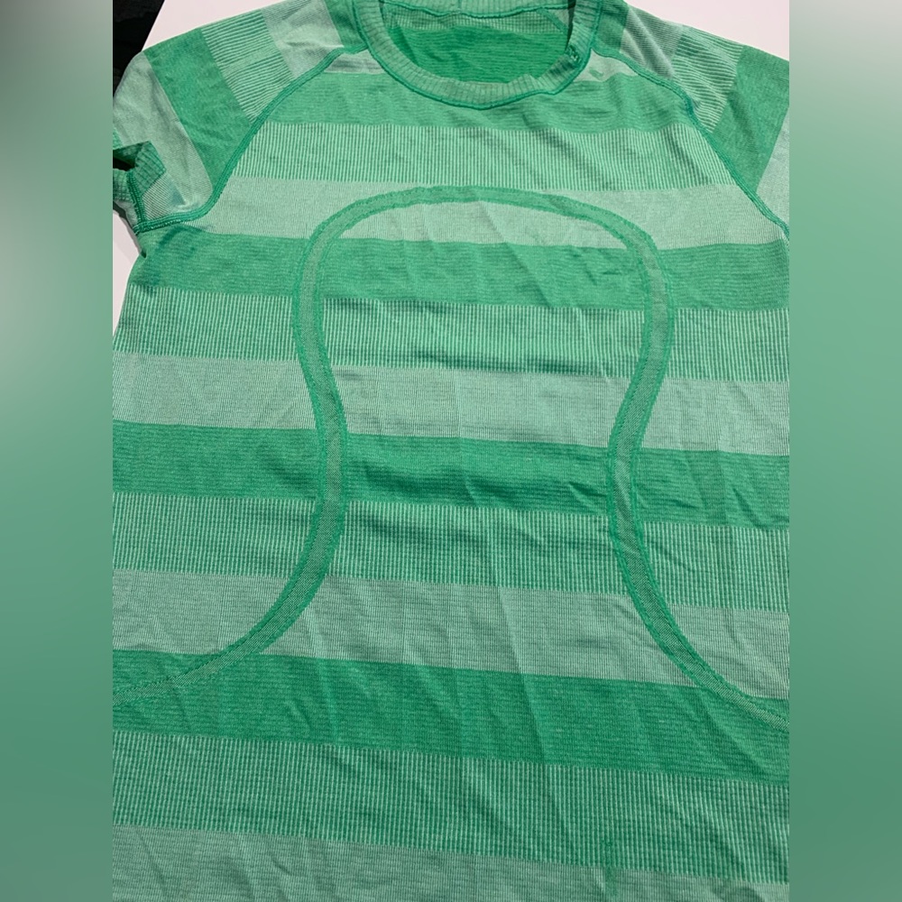 Lululemon swiftly stripped short sleeve top